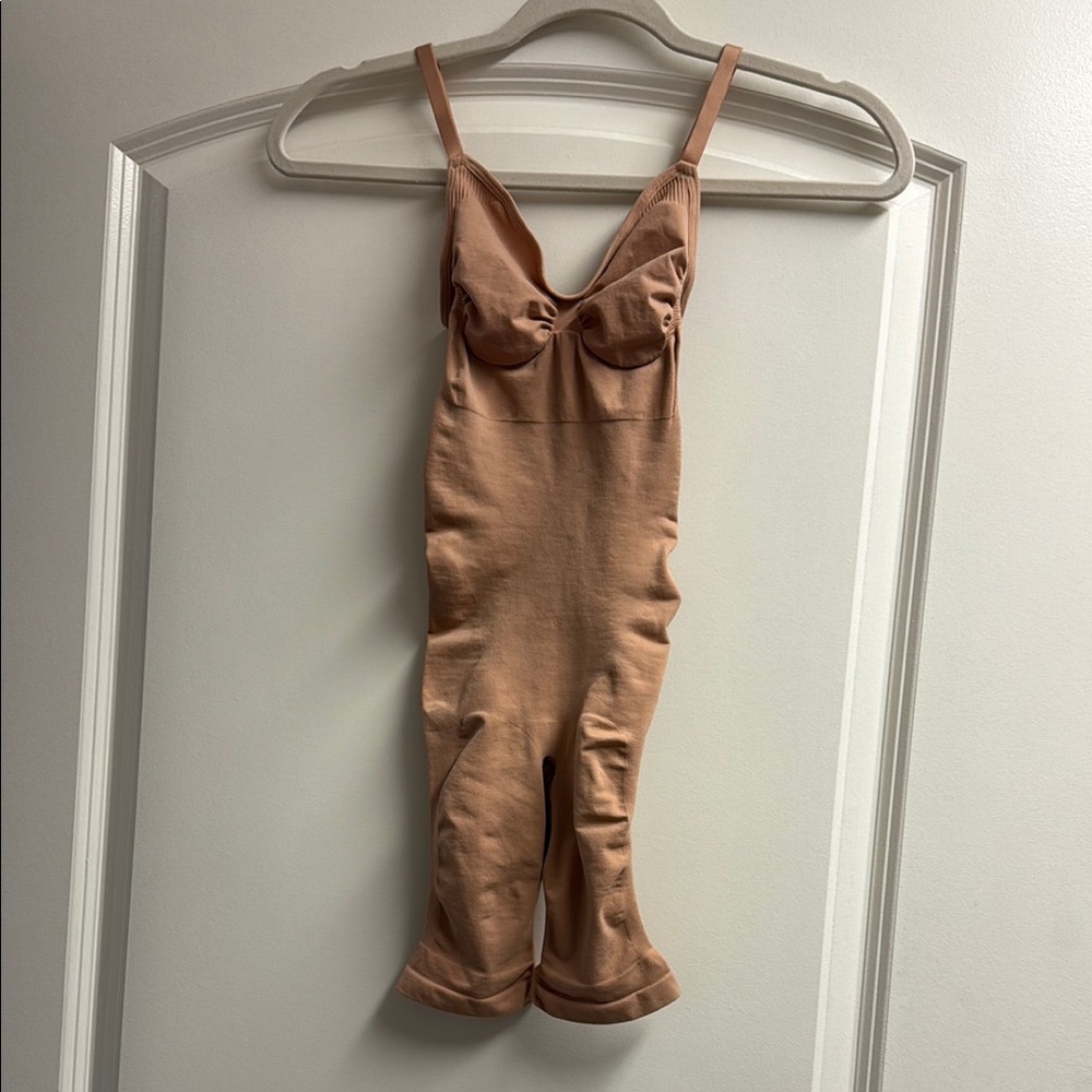 NWOT Tan Skims Shapewear Bodysuit!!